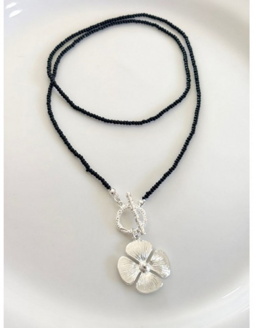 COLLAR BAÑADO EN PLATA TREBOL MOSTACILLAS NEGRAS 50CMS