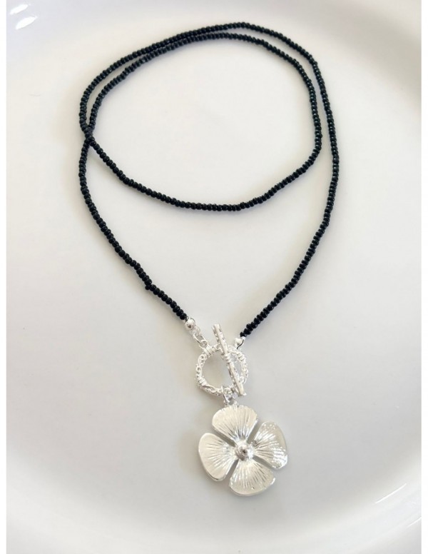 COLLAR BAÑADO EN PLATA TREBOL MOSTACILLAS NEGRAS 50CMS