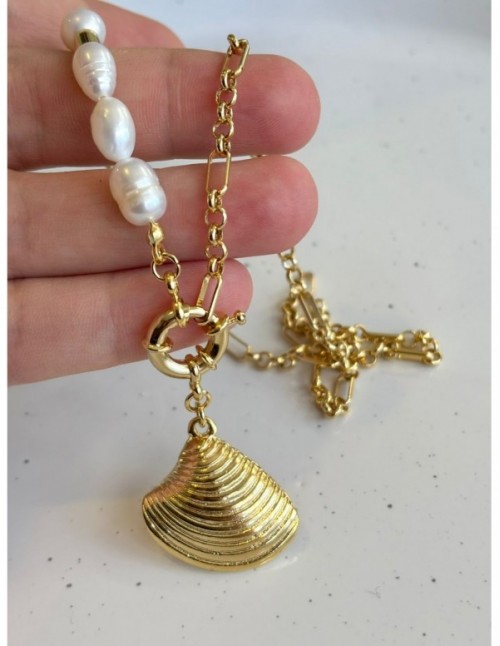 COLLAR BAÑADO EN ORO PERLAS DE RIO Y DIJE DE CONCHA