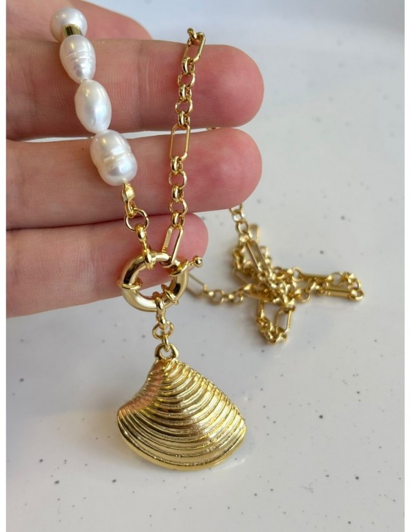 COLLAR BAÑADO EN ORO PERLAS DE RIO Y DIJE DE CONCHA