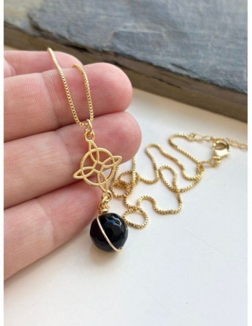 COLLAR BAÑADO EN ORO NUDO DE BRUJA PIEDRA NEGRA