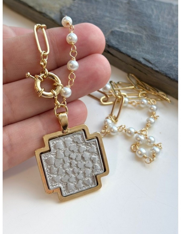 COLLAR BAÑADO EN ORO PERLAS BLANCAS