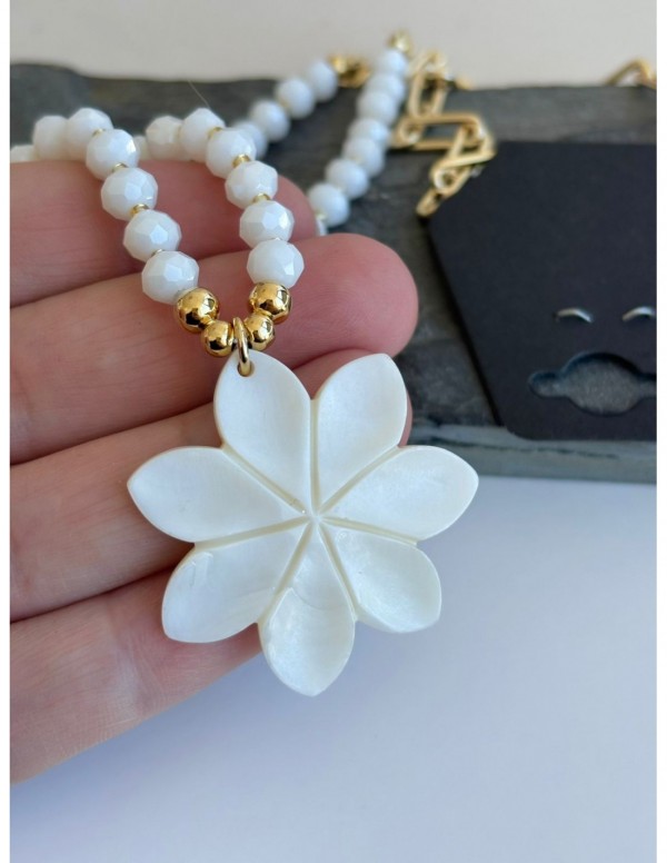 COLLAR BAÑADO EN ORO PIEDRA NACAR FLOR BLANCO