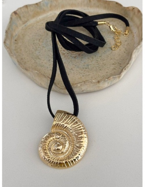 COLLAR BAÑADO EN ORO GAMUZA NEGRA