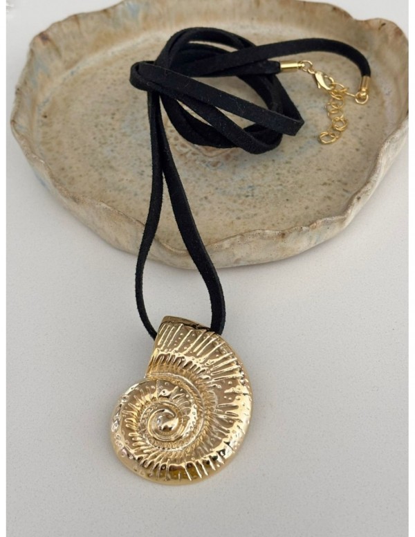 COLLAR BAÑADO EN ORO GAMUZA NEGRA