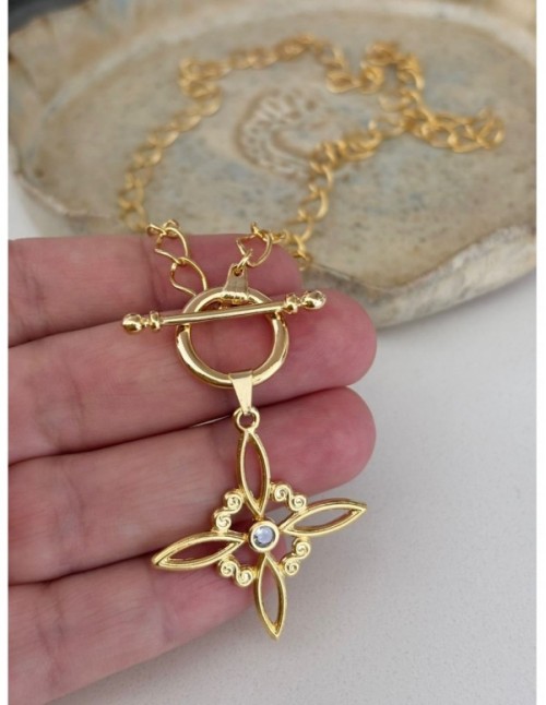 COLLAR BAÑADO EN ORO DIJE NUDO DE BRUJA