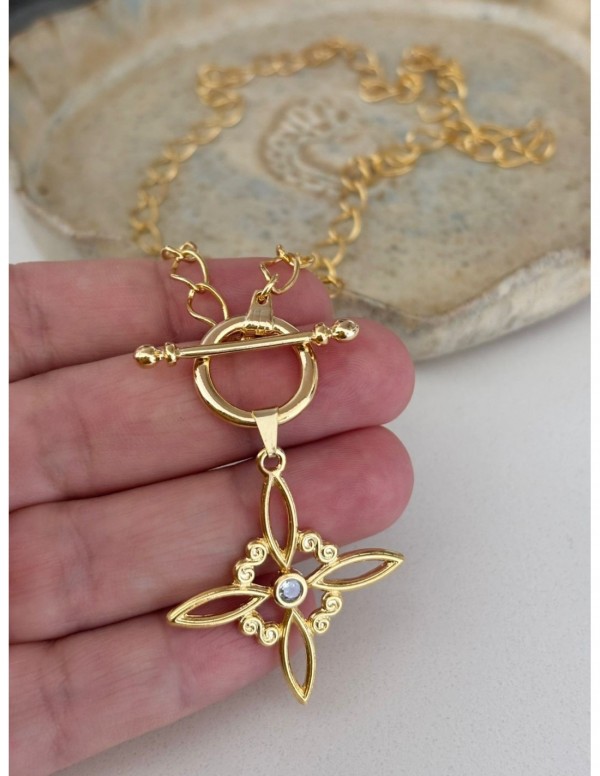 COLLAR BAÑADO EN ORO DIJE NUDO DE BRUJA