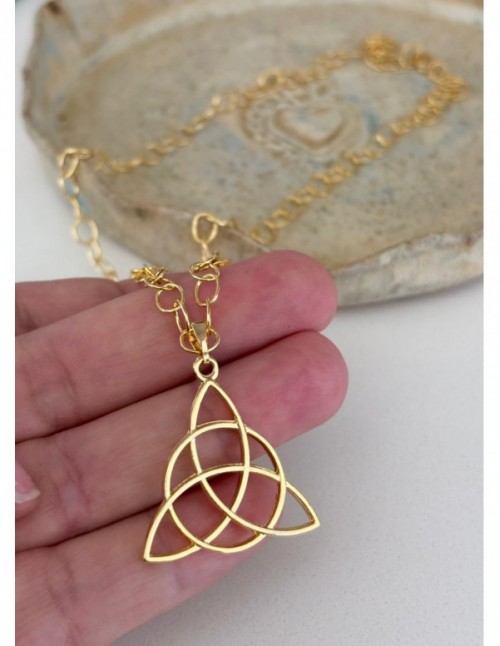 COLLAR BAÑADO EN ORO DIJE NUDO DE TRINIDAD 45CMS