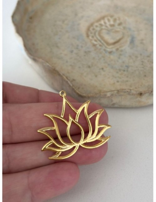 DIJE BAÑADO EN ORO FLOR DE LOTO