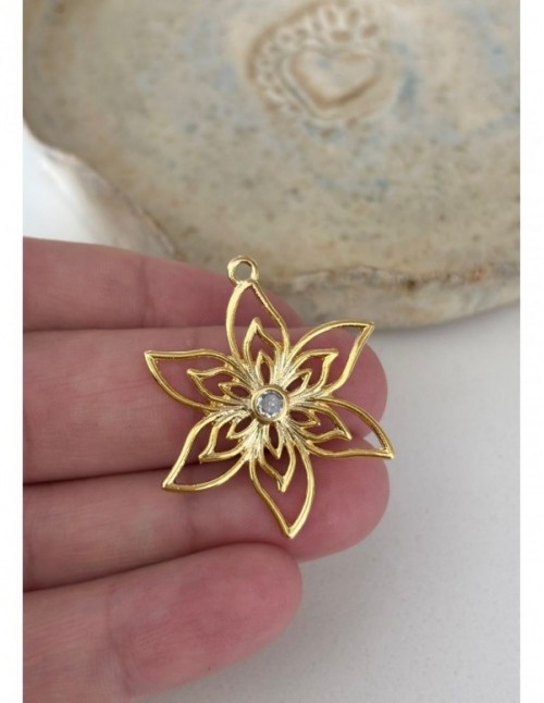 DIJE BAÑADO EN ORO FLOR