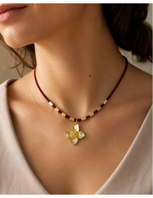 COLLAR BAÑADO EN ORO GAMUZA ROJA FLOR 2