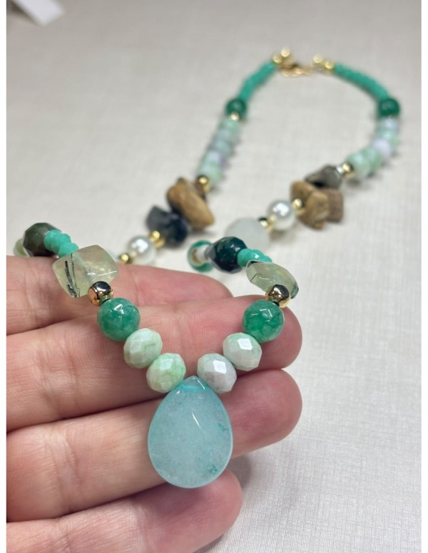 COLLAR BAÑADO EN ORO PIEDRAS VERDES