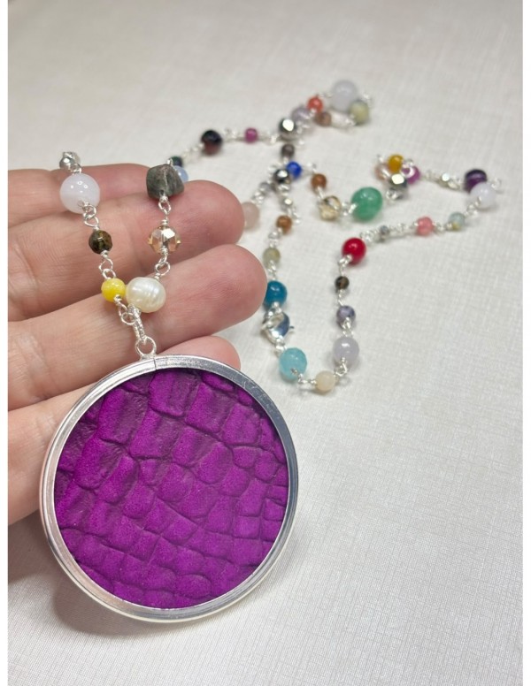 COLLAR BAÑADO EN PLATA CUERO MORADO
