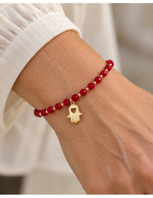 Pulsera roja Mano de Fátima con corazón bañada en oro sobre fondo blanco 2