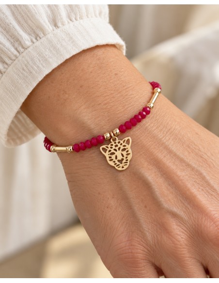 Pulsera roja con leopardo calado bañada en oro puesta en la muñeca
