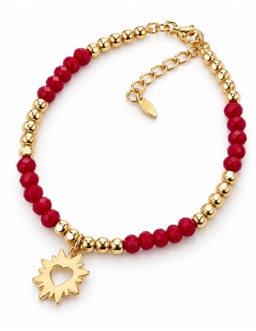 Pulsera roja con sol y corazón calado bañada en oro sobre fondo blanco