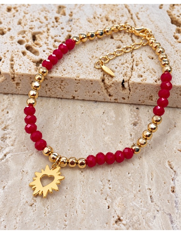 Pulsera roja con sol y corazón calado bañada en oro sobre piedra beige