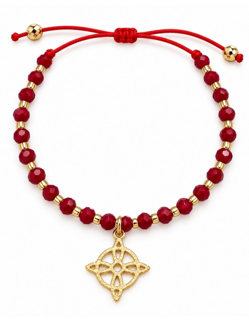 Pulsera roja ajustable con dije circular de cuatro puntas bañada en oro sobre fondo blanco