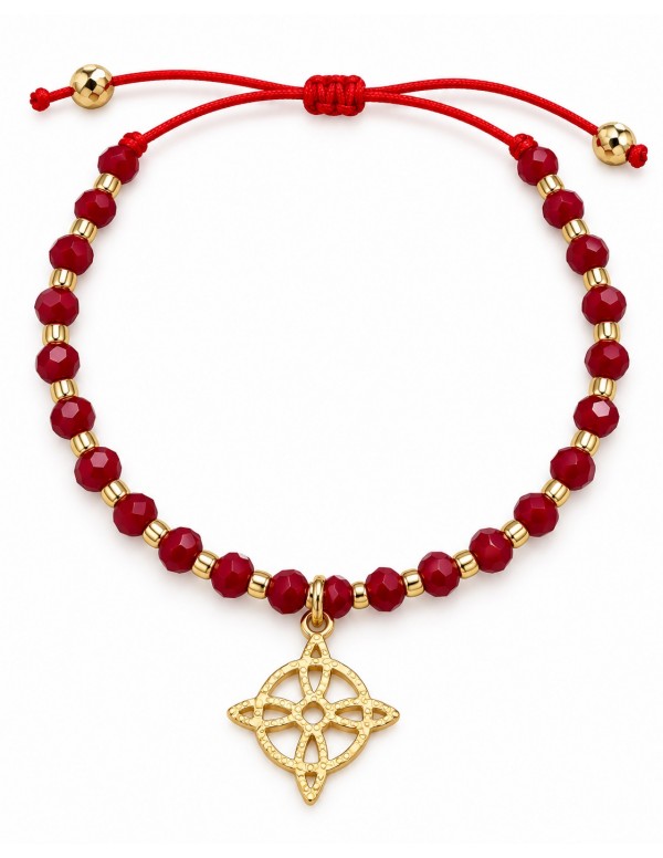 Pulsera roja ajustable con dije circular de cuatro puntas bañada en oro sobre fondo blanco