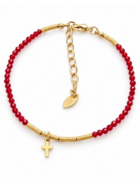 Pulsera roja con cruz y tubos texturados bañada en oro sobre fondo blanco