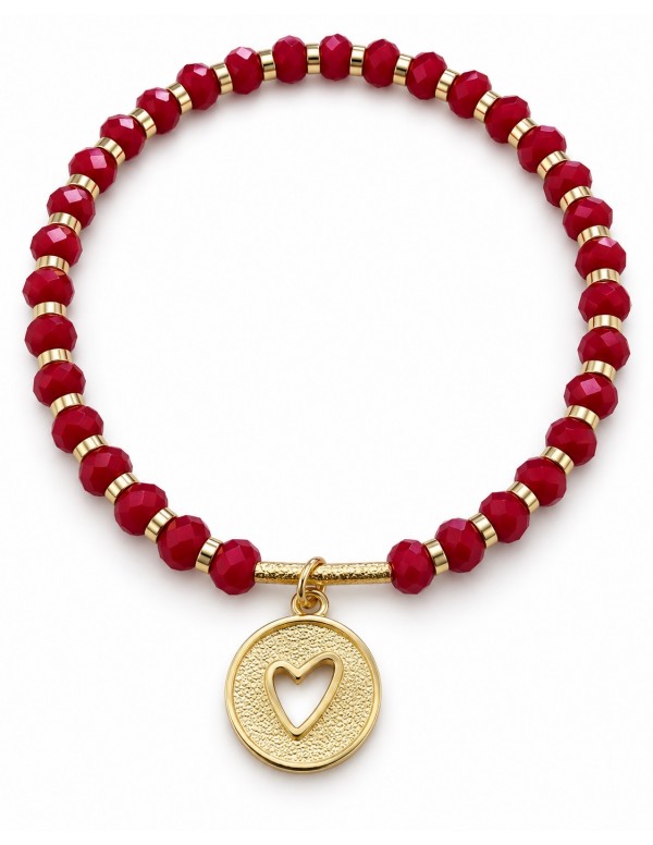 Pulsera roja con medalla de corazón calado bañada en oro sobre fondo blanco
