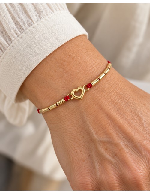 Pulsera roja ajustable con tubos lisos y corazón central bañada en oro sobre fondo blanco 2