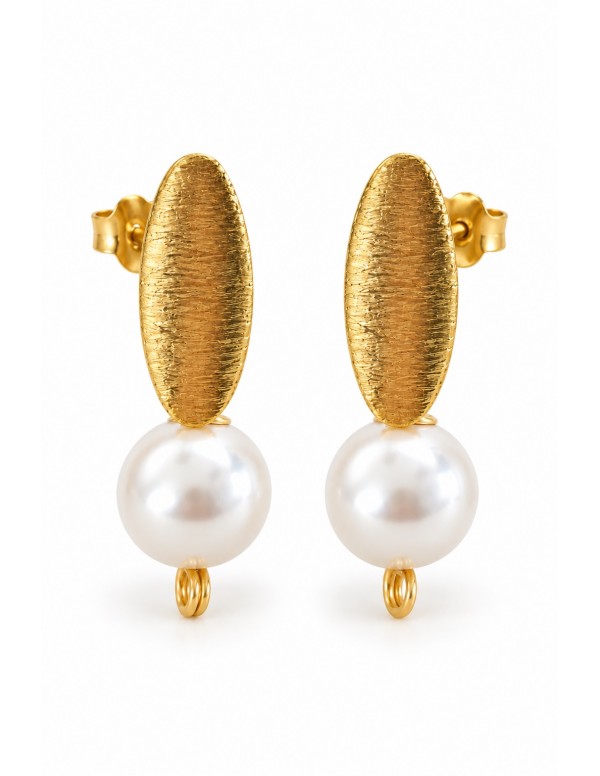Par de aros ovalados bañados en oro con perla shell blanca de 8 mm sobre fondo blanco