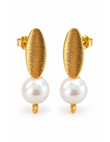 Par de aros ovalados bañados en oro con perla shell blanca de 8 mm sobre fondo blanco
