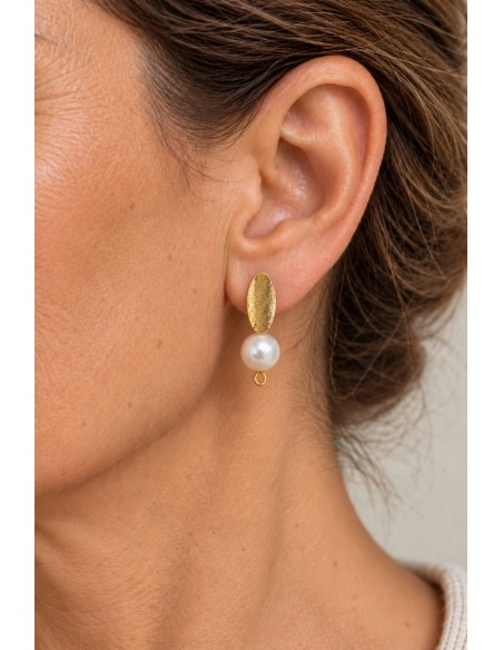Aro ovalado bañado en oro con perla shell de 8 mm puesto en la oreja