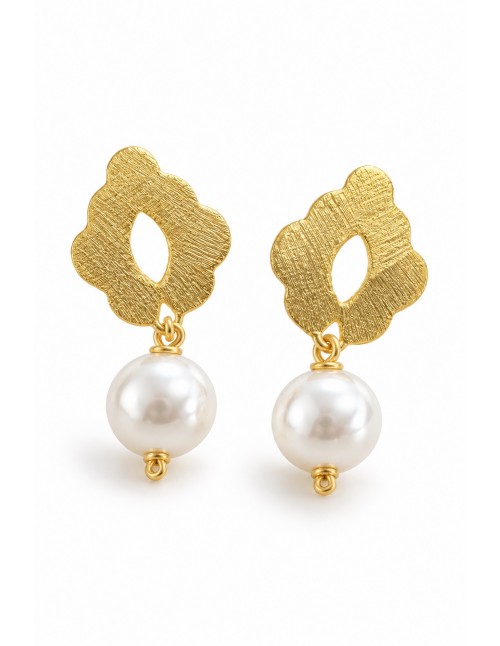 Aros flor calada dorada con perla blanca