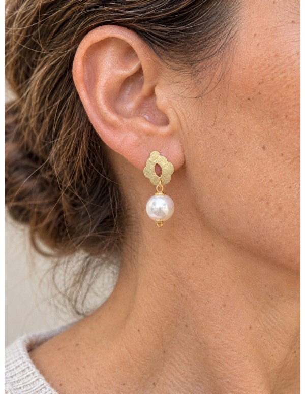 Aros flor calada dorada con perla blanca
