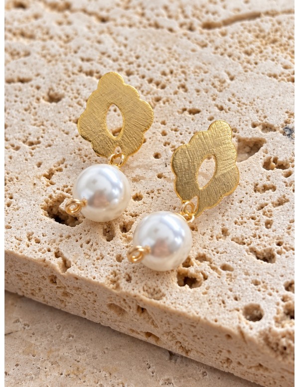 Aros flor calada dorada con perla blanca