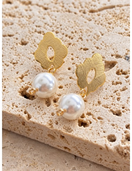 Aros flor calada dorada con perla blanca