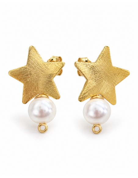 Par de aros estrella bañados en oro con perla shell blanca de 8 mm sobre fondo blanco