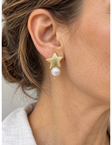Aro estrella texturizado bañado en oro con perla shell de 8 mm puesto en la oreja