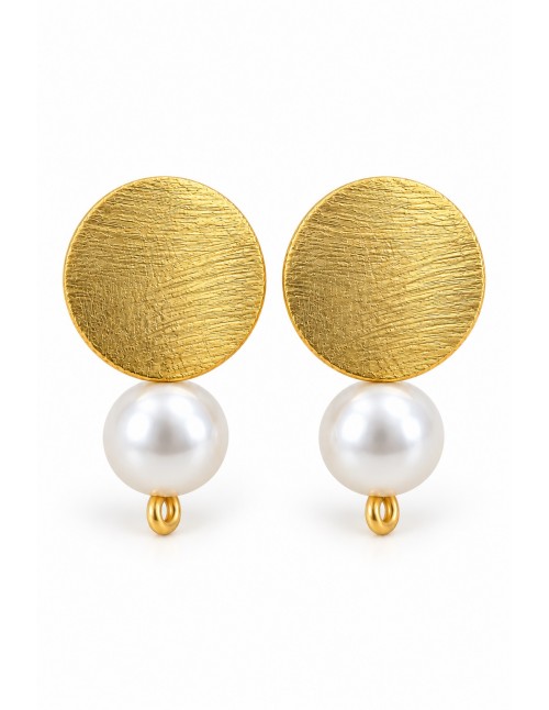 Par de aros circulares bañados en oro con base plana texturizada y perla blanca sobre fondo blanco