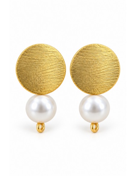 Par de aros circulares bañados en oro con base plana texturizada y perla blanca sobre fondo blanco