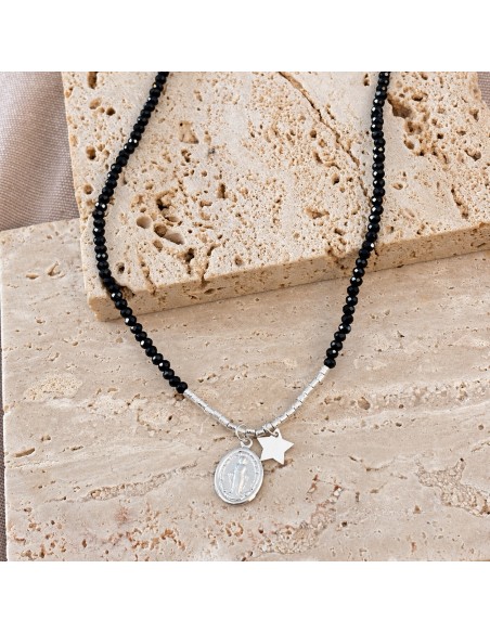 Collar de cristales negros con Virgen y estrella en baño de plata