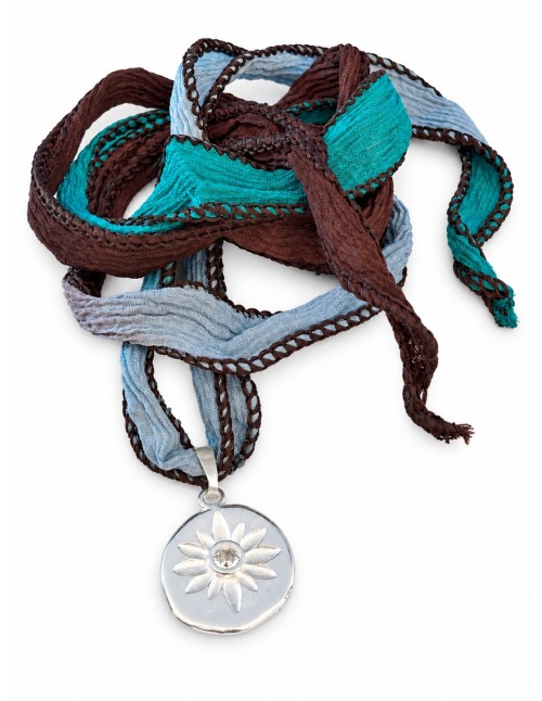 Cinta de seda con flor bañada en plata: collar y pulsera