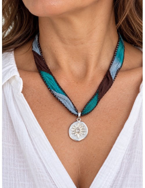Cinta de seda con flor bañada en plata: collar y pulsera 2