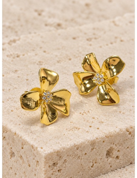 Aros flor de cuatro pétalos bañados en oro con centro brillante
