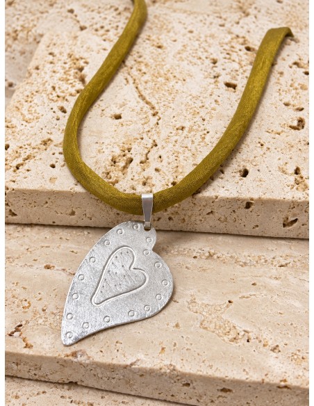 Collar de corazón bañado en plata con cordón de seda de 50 cm