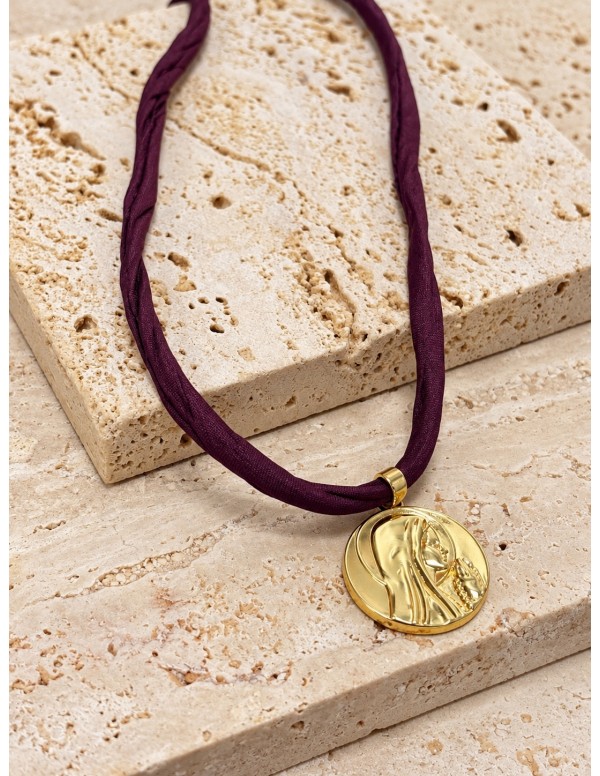 Collar Virgen baño de oro y seda burdeo 50 cm