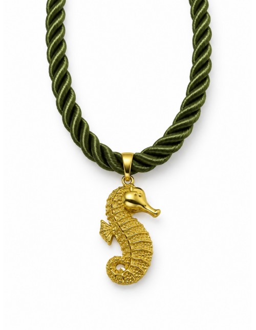 Collar Caballito de Mar baño de oro y cordón verde oliva...