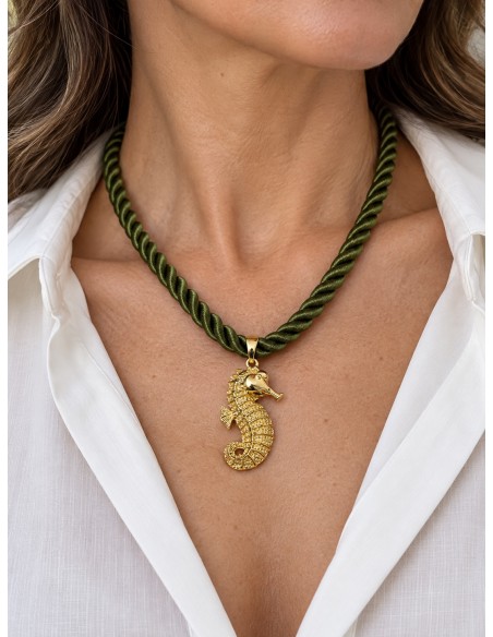Collar Caballito de Mar baño de oro y cordón verde oliva 45 cm