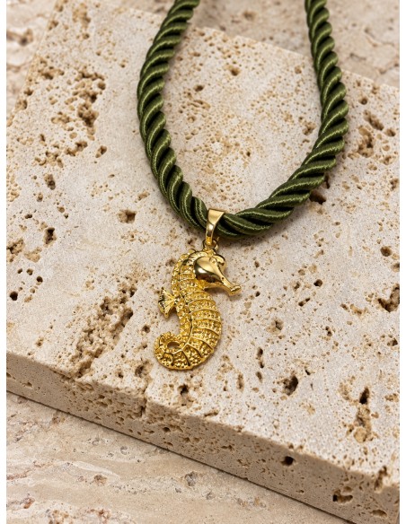 Collar Caballito de Mar baño de oro y cordón verde oliva 45 cm