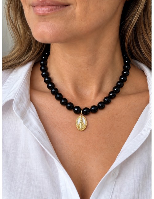 Collar Ónix 8 mm con medalla Virgen baño de oro 40 cm 2