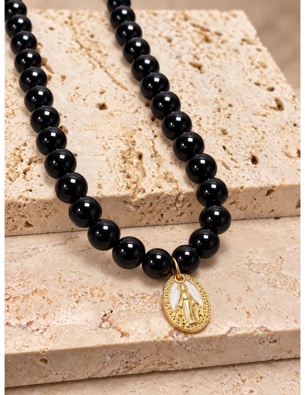 Collar Ónix 8 mm con medalla Virgen baño de oro...