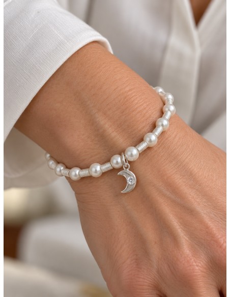 Pulsera elasticada de perlas con luna baño de plata