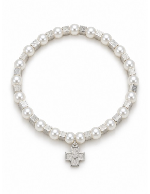 Pulsera elasticada de perlas con cruz baño de plata